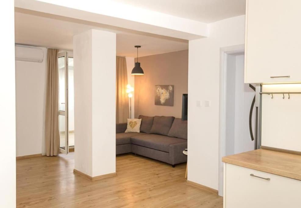 Modern Bright Apartment Close To City Center And Grand Mall Varna Exterior foto